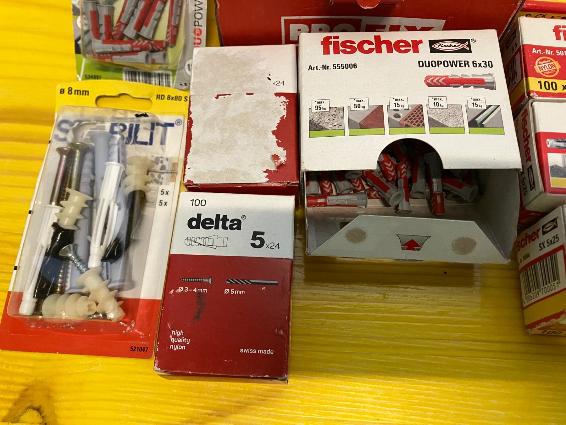 Tutti gli attrezzi: Post. div. Dübel und Regips Schrauben ab 1.- – Usato da Lichtensteig venduto da Buy24International 2
