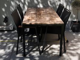 Gartentisch Holz / Metall und 4 bequeme Stühle