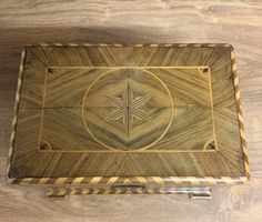 Antike Holzschatulle mit Schweizer Kreuz & Stern-Muster. ...