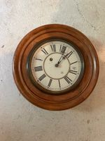 Antike Wanduhr mit römischen Ziffern und Holzgehäuse