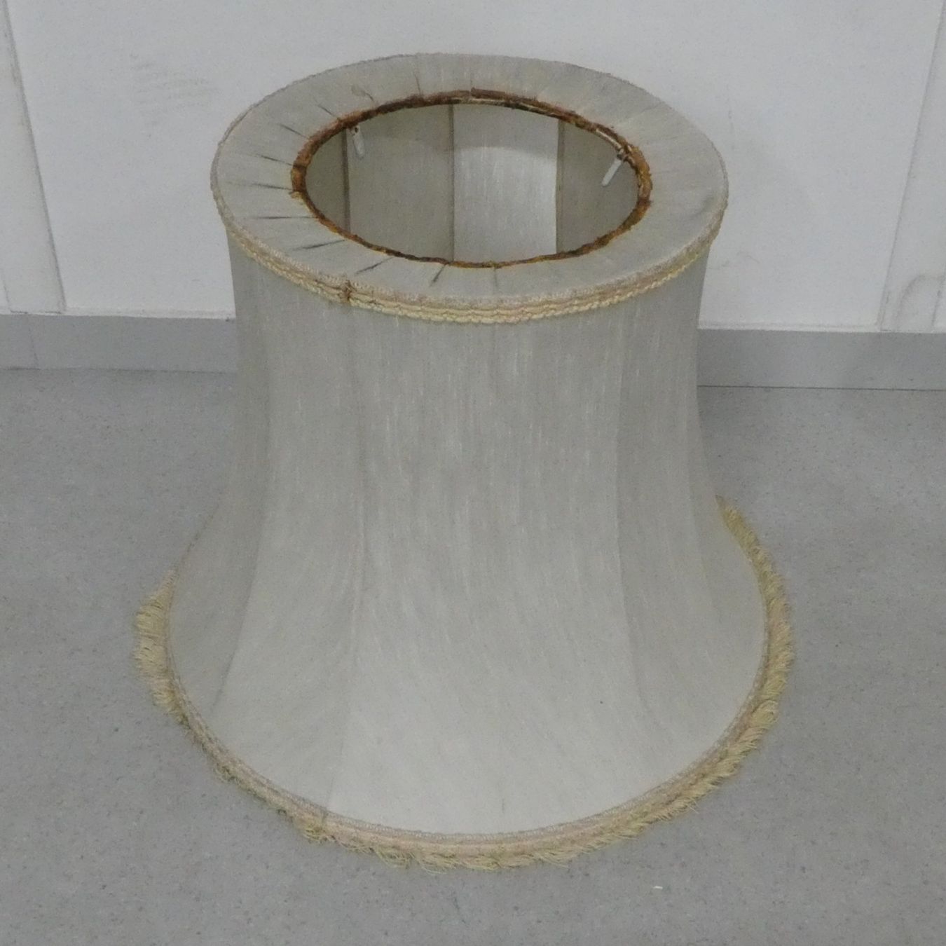 Lampade: Vintage-Stehlampe mit einem dunklen Metallschaft – Usato da Volketswil venduto da brockipfannenstil 4