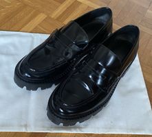 Schwarze Lack-Loafer mit Profilsohle