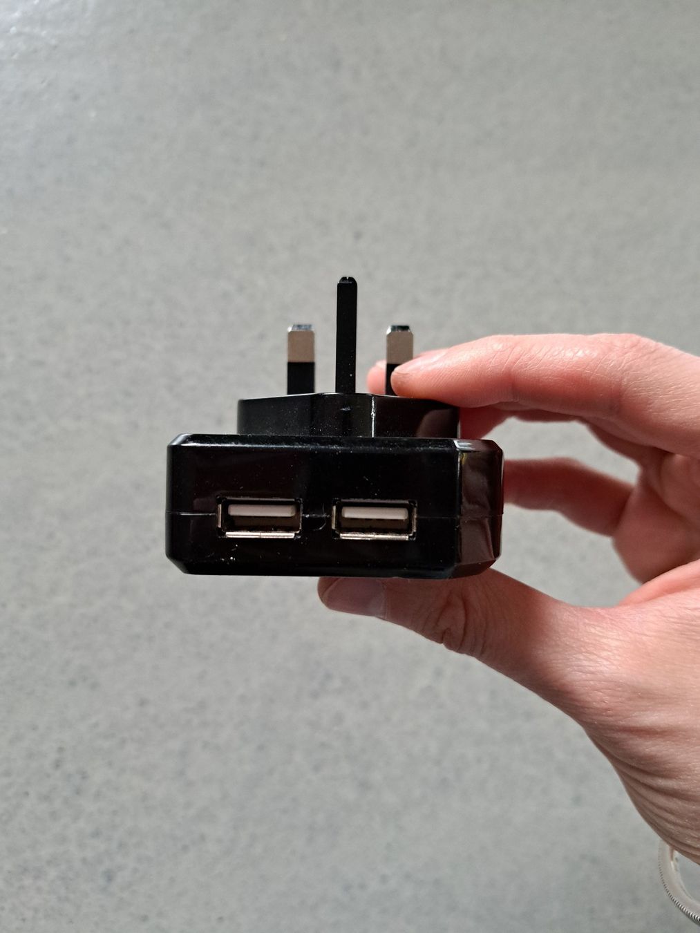Unità & Adattatore: Adaptateur Canada double USB-A – Usato da La chaux-de-fonds venduto da shellshock 1