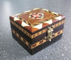 Alte kleine Holzschatulle Schmuckschatulle,Intarsienarbeiten