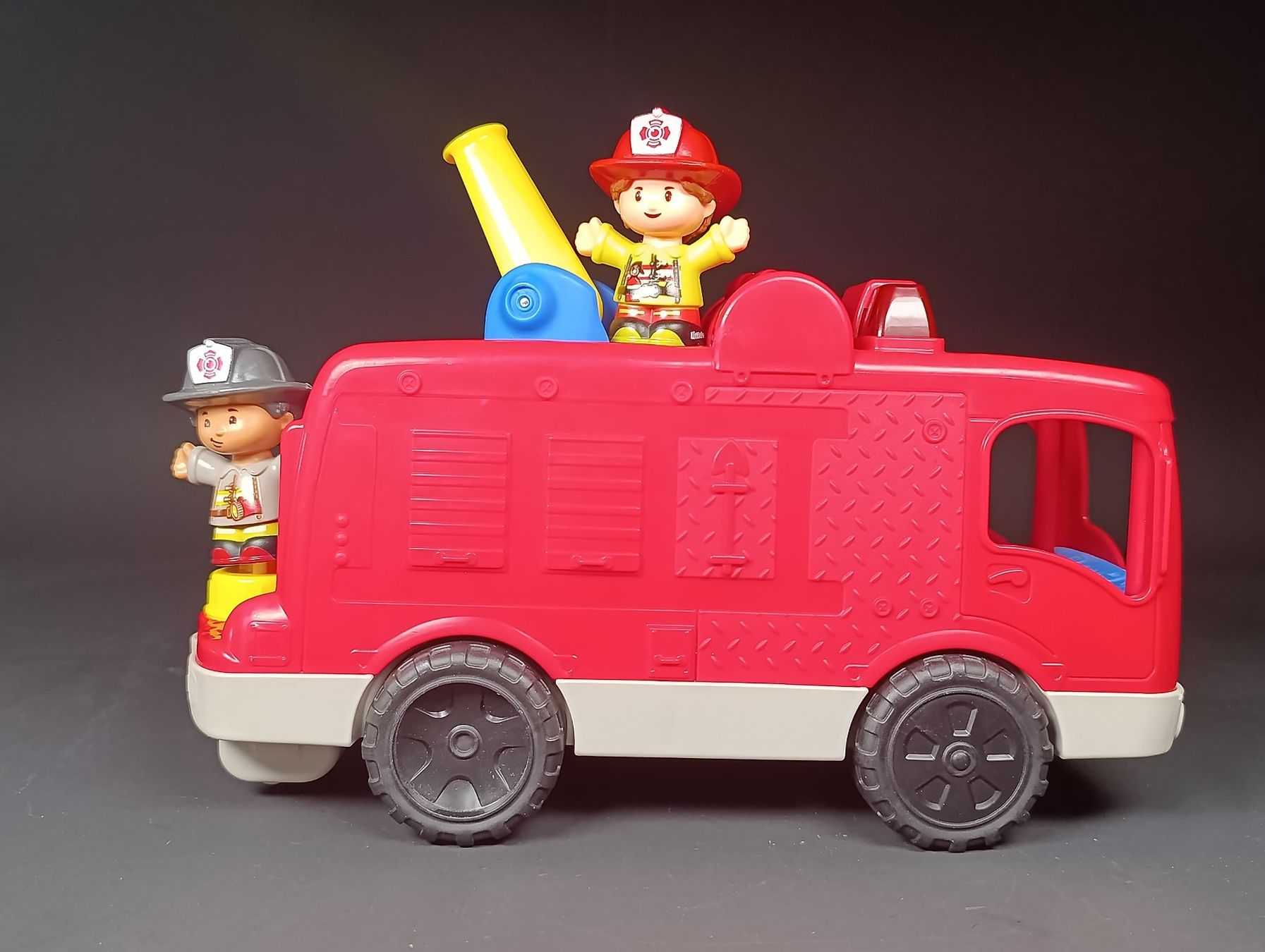 Fisher-Price Giocattoli: FISHER-PRICE camion de pompier et 2 figurines – Usato da Thielle venduto da Plusvalue_Neuchatel