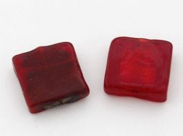 2 x Quadratische Glasperlen in Rot / Dunkelrot, Basteln