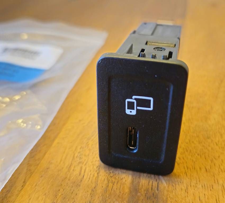 Tutti pezzi di ricambio auto: Mercedes USB Port A2478209000 – Nuovo (secondo la descrizione) da zürich venduto da stevsky