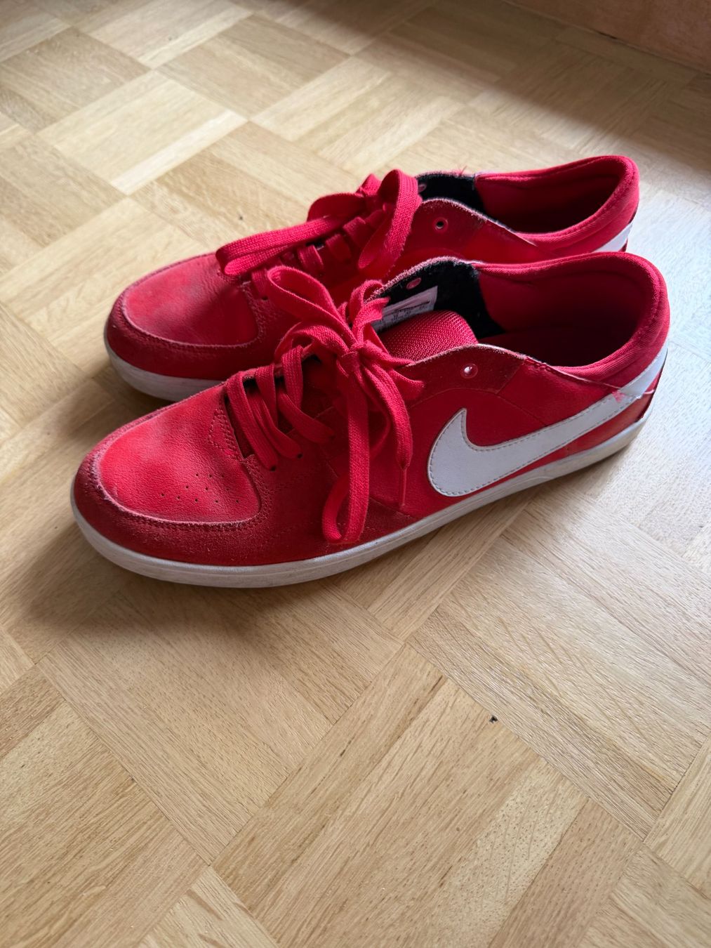 Nike Chaussures hommes: Baskets Nike SB rouges – taille 45 – D'occasion à Genève par dkr_j29m