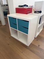 Regal weiss mit 4 Fächern, 2 davon mit Schubladen in türkis
