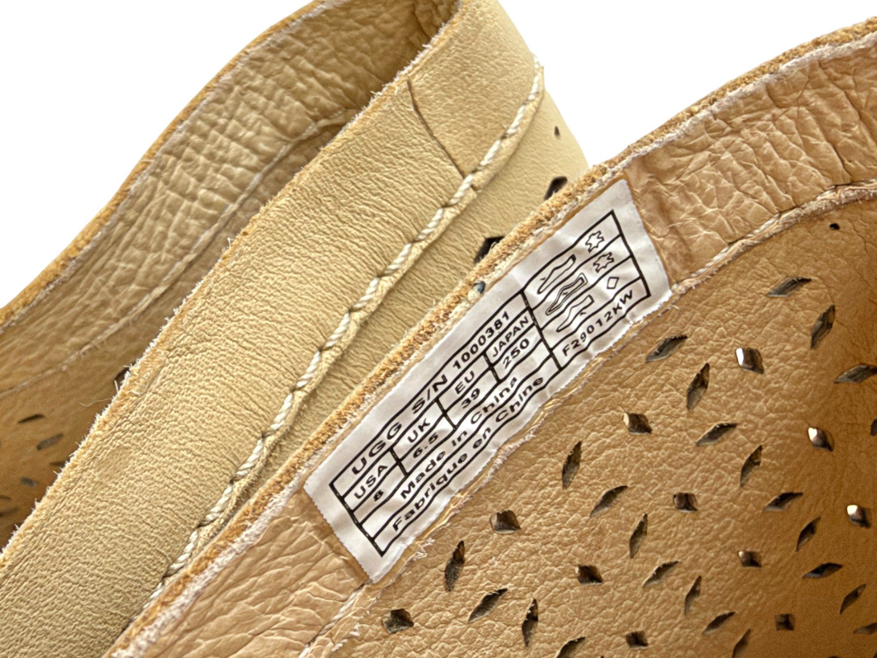 Ugg Damenschuhe: Sabots UGG beige cuir perforé. Pointure 39 – Gebraucht aus Cossonay-Ville von PatineDuTemps 1