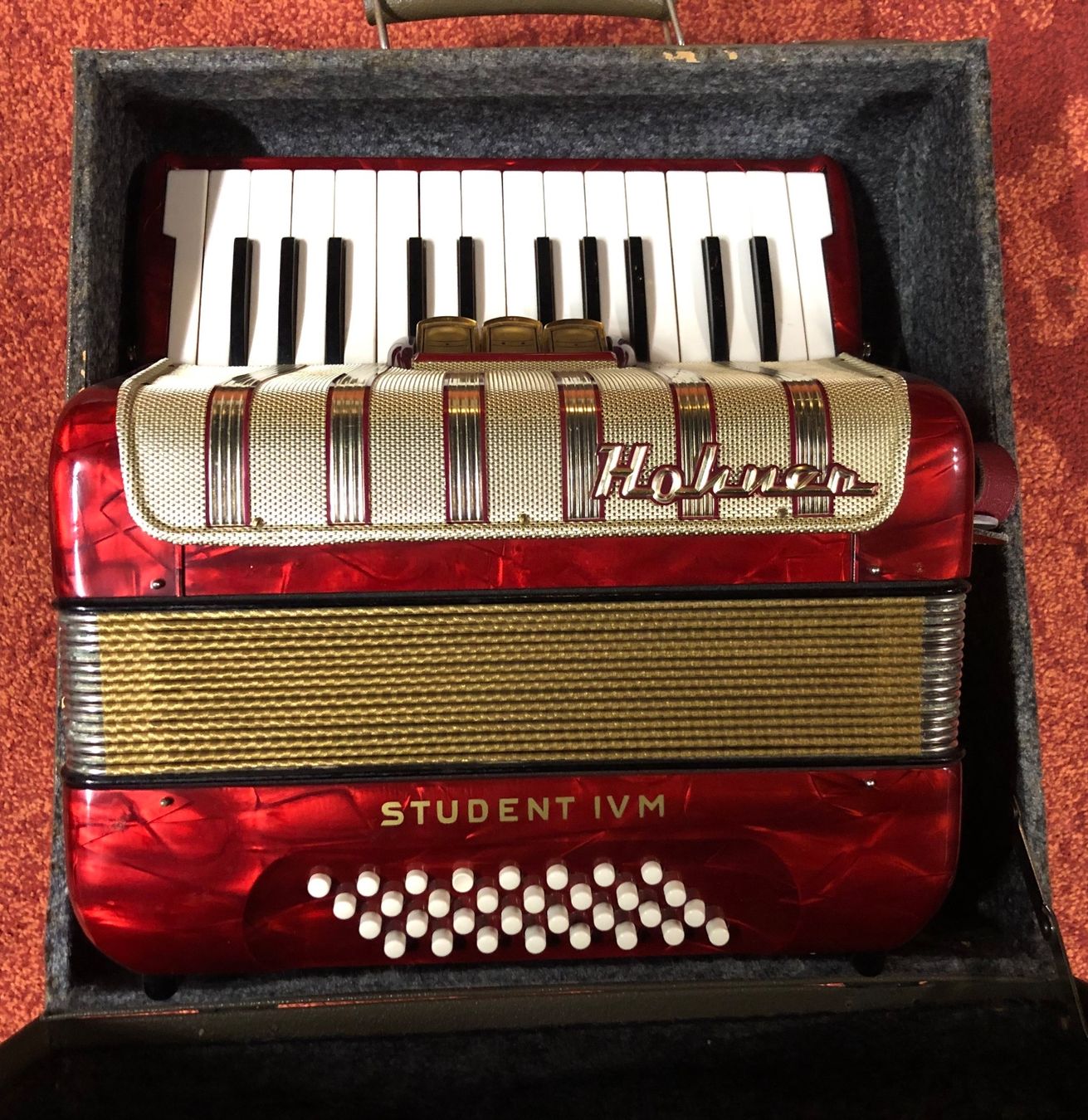 Hohner Strumenti musicali: Hohner Student IVM Accordion with original case – Usato da zug venduto da tri_sy2l