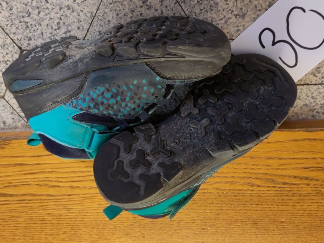 Decathlon Scarpe per ragazzi: Tolle Kinder Wanderschuhe, Gr. 30, Quechua, mint schwarz – Usato da Wil SG venduto da crxschildi 2