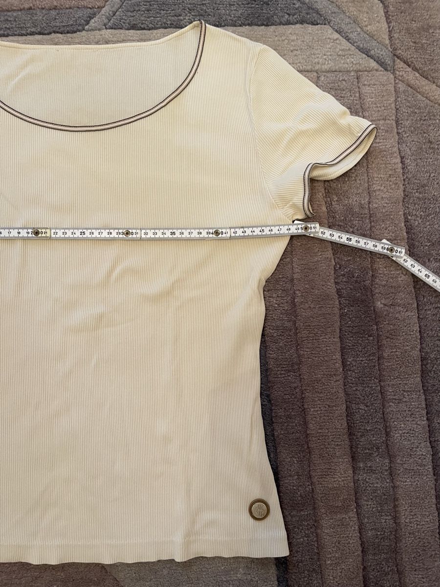 Moncler T-shirt: Edles Shirt, Rippenmuster, helles beige, M/L – Usato da Payerne venduto da Cosch 1