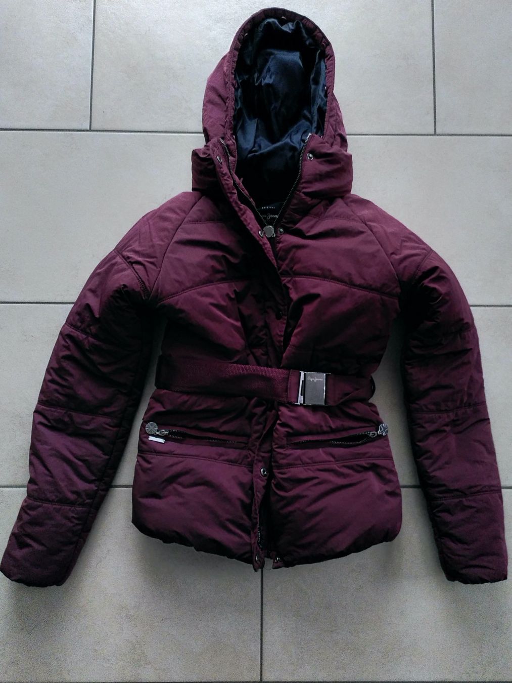 Pepe Jeans Giacche: Pepe Jeans Winterjacke, bordeauxrot, Gr. M – Usato da Brugg AG venduto da olamim 2