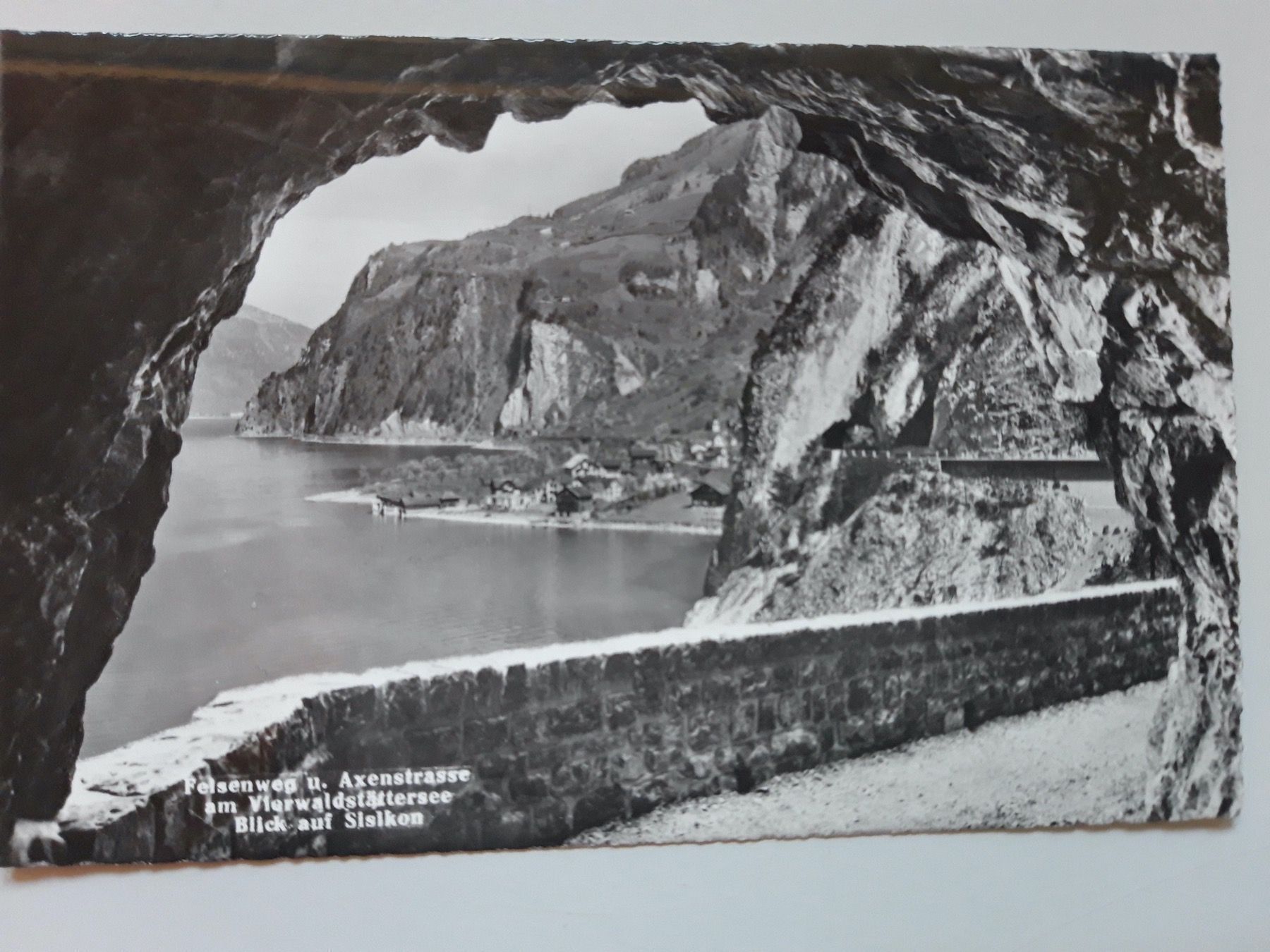 Cartoline postali: Felsenweg u. Axenstrasse Blick auf Sisikon – Usato da Sargans venduto da nicsam1815