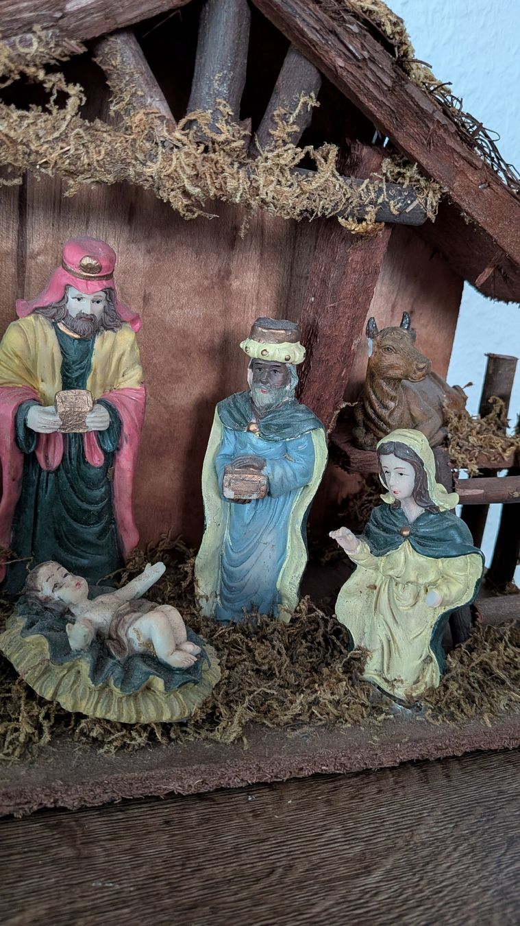 Tutte le decorazioni: Weihnachtskrippe mit Figuren und Stall – Usato da Thun venduto da Pizzamike 2