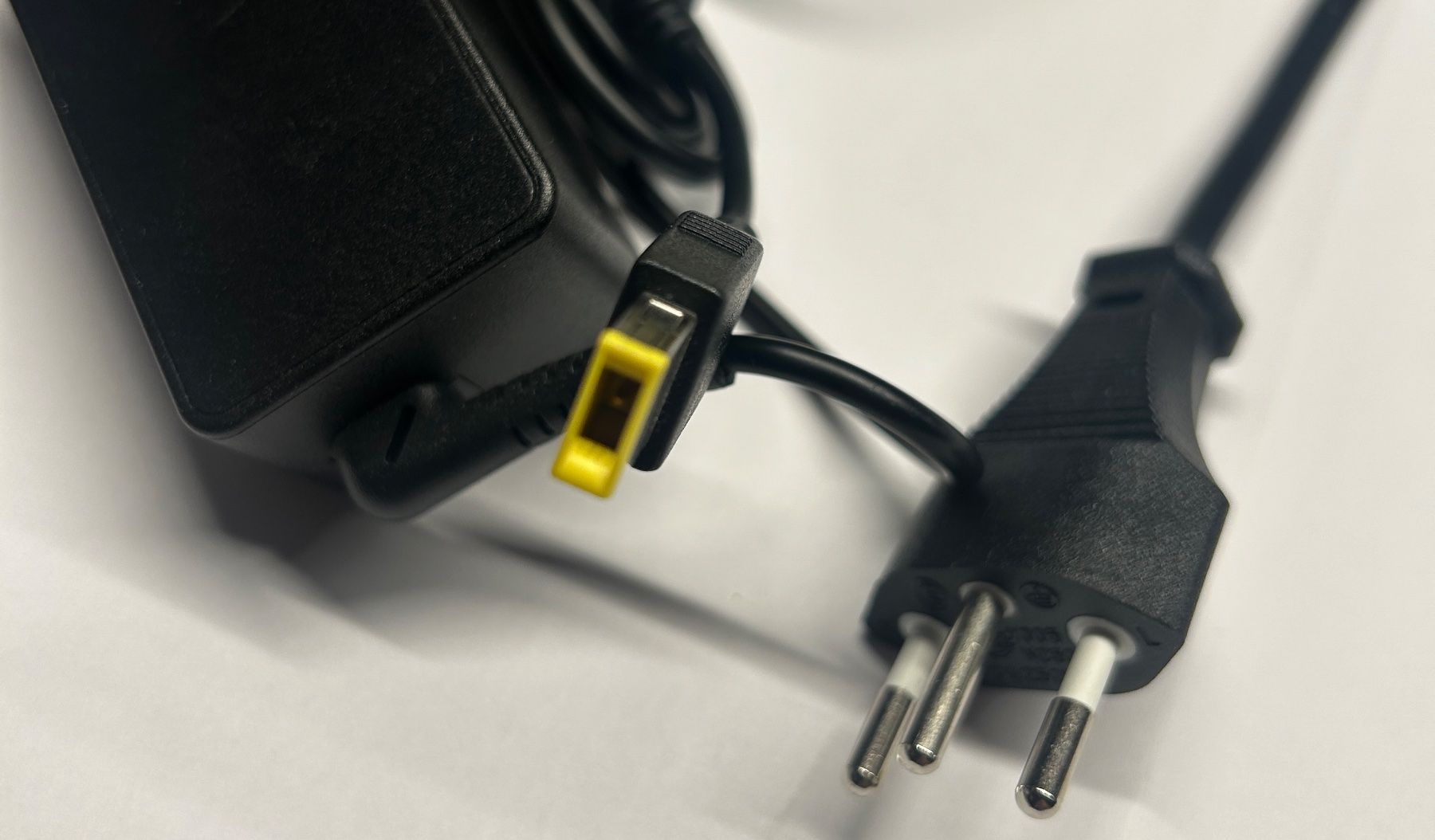 Lenovo Ladegerät: Lenovo Notebook Netzteil mit Square Thinkpad Stecker - 45W – Gebraucht aus Lüsslingen von Piper 1