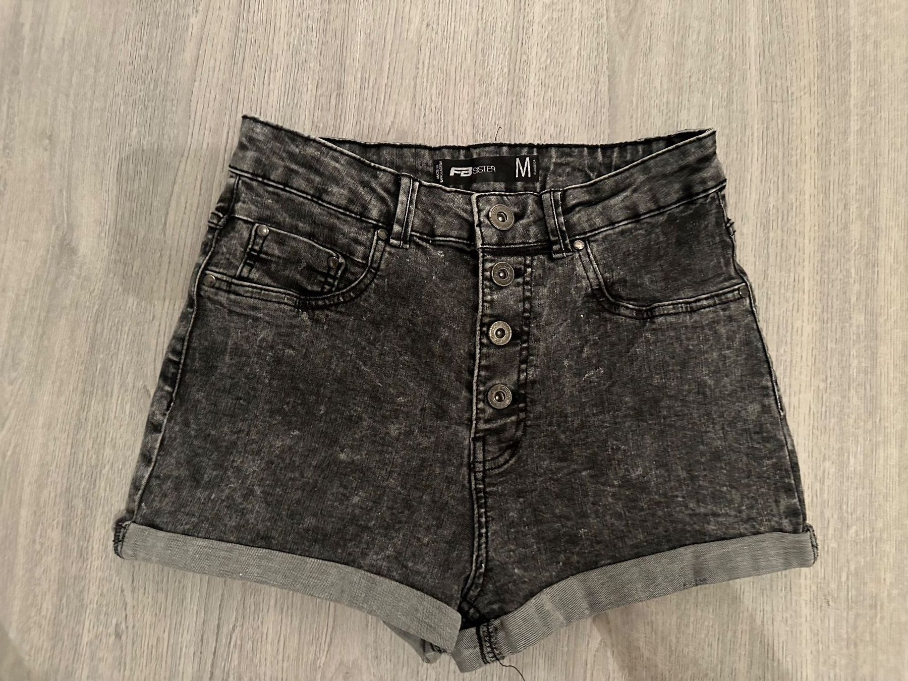 Pantaloni: graue Shorts – Usato da Liestal venduto da Cliestal