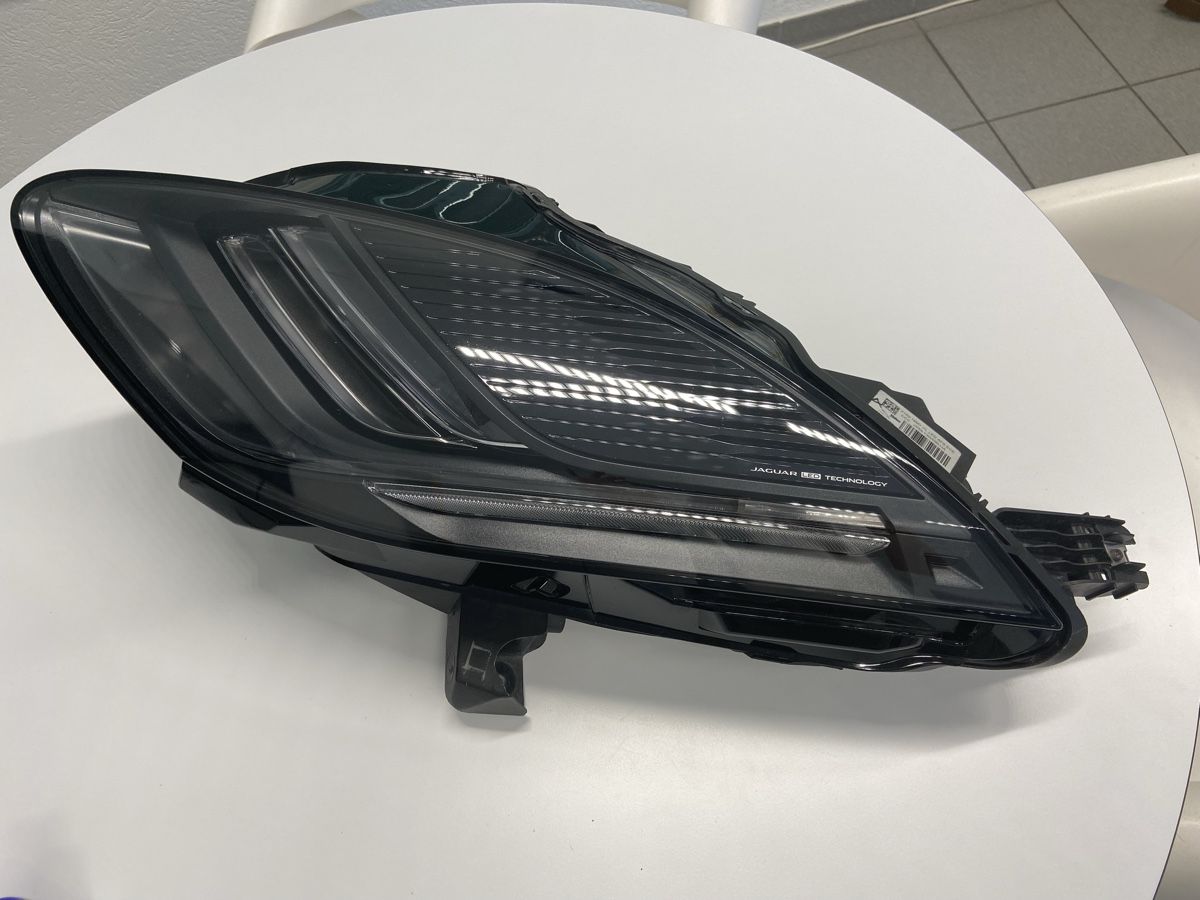 Jaguar Fari: Original Jaguar F Type Scheinwerfer rechts LED – Usato da Oberrohrdorf venduto da Ribeli71