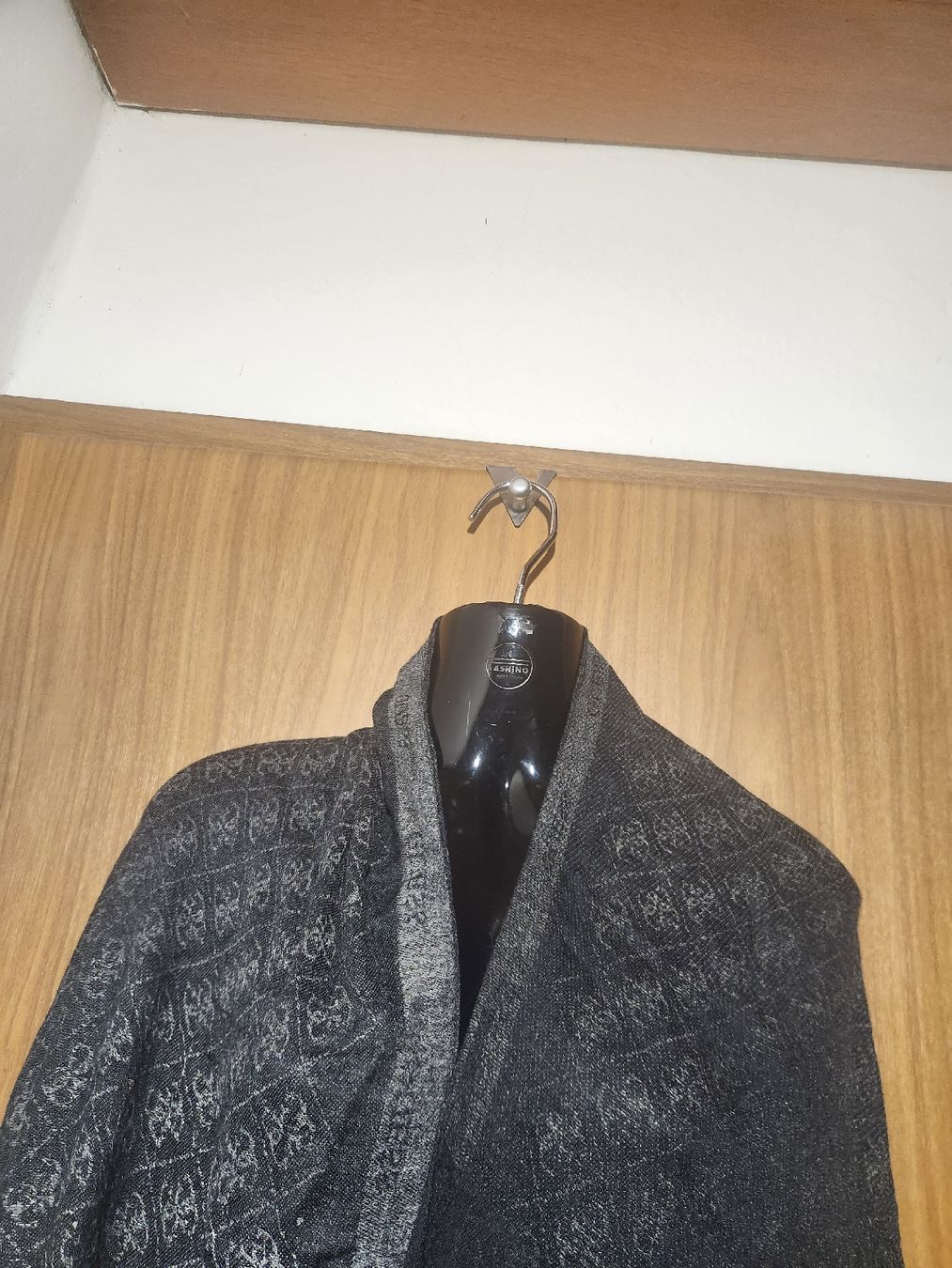 Foulards & écharpes: Écharpe noir gris imprimé Guess  – D'occasion à Niedergösgen par Eva2410 3