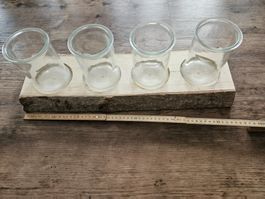 Dekoration mit Holzuntergrund + vier Glaser für Kerzen