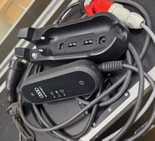 Audi e-tron Ladegerät mit Wandhalterung