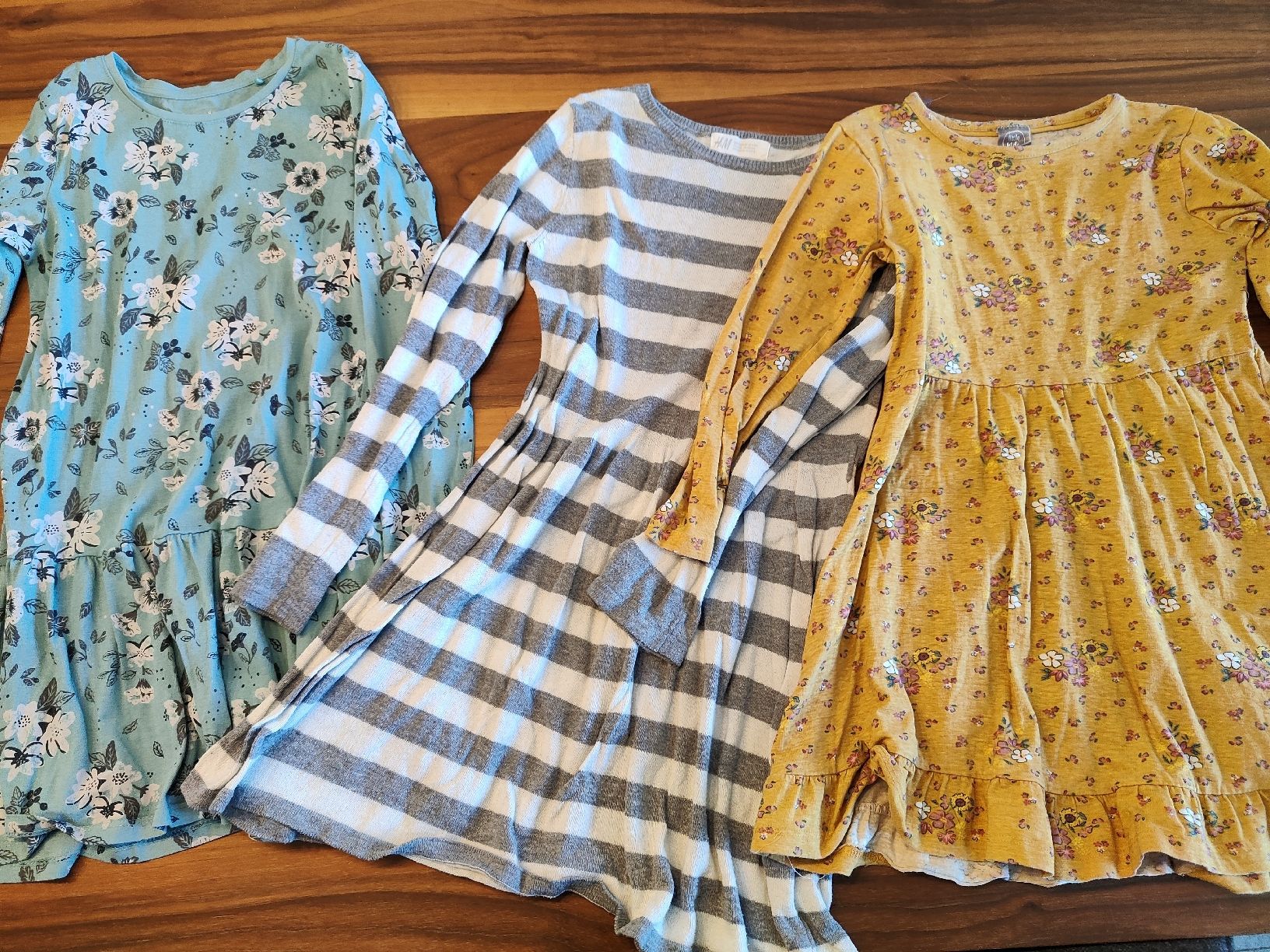 Lotti & Set di vestiti: 18 Kleider 122/128 – Usato da Bäretswil venduto da Foif5 9