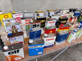 Collection de bidons d'huile