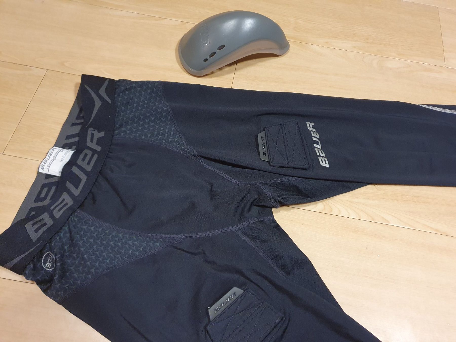 Bauer Pantaloni: Bauer Eishockey Hose Gr S. mit Suspensorium Mueller – Usato da Val D Illiez venduto da SnowRoof 1