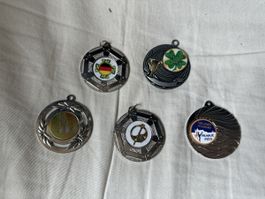 5 verschiedene silberne Medaillen 