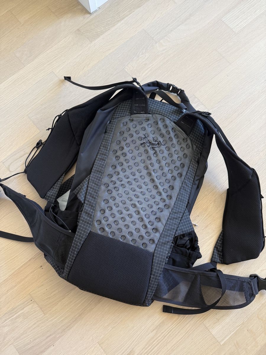 Arcteryx Zaini: Arcteryx Aerios 35L Backpack – Nuovo (secondo la descrizione) da St. Gallen venduto da kst_7685 5