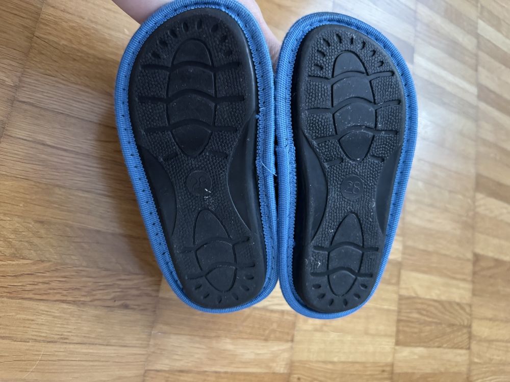 Chaussures garçon: 2 Paar Kinder Hausschuhe Gr. 27 – D'occasion à Jona par Good_luck_ 6