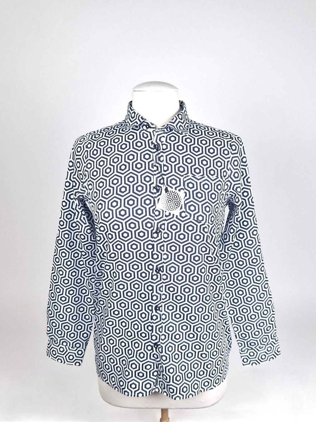 Hemden, T-Shirts & Polos: Coton Doux Kinderhemd Hexagonmuster, Gr. 164 – Neu und originalverpackt aus Basel von Restwert_Basel