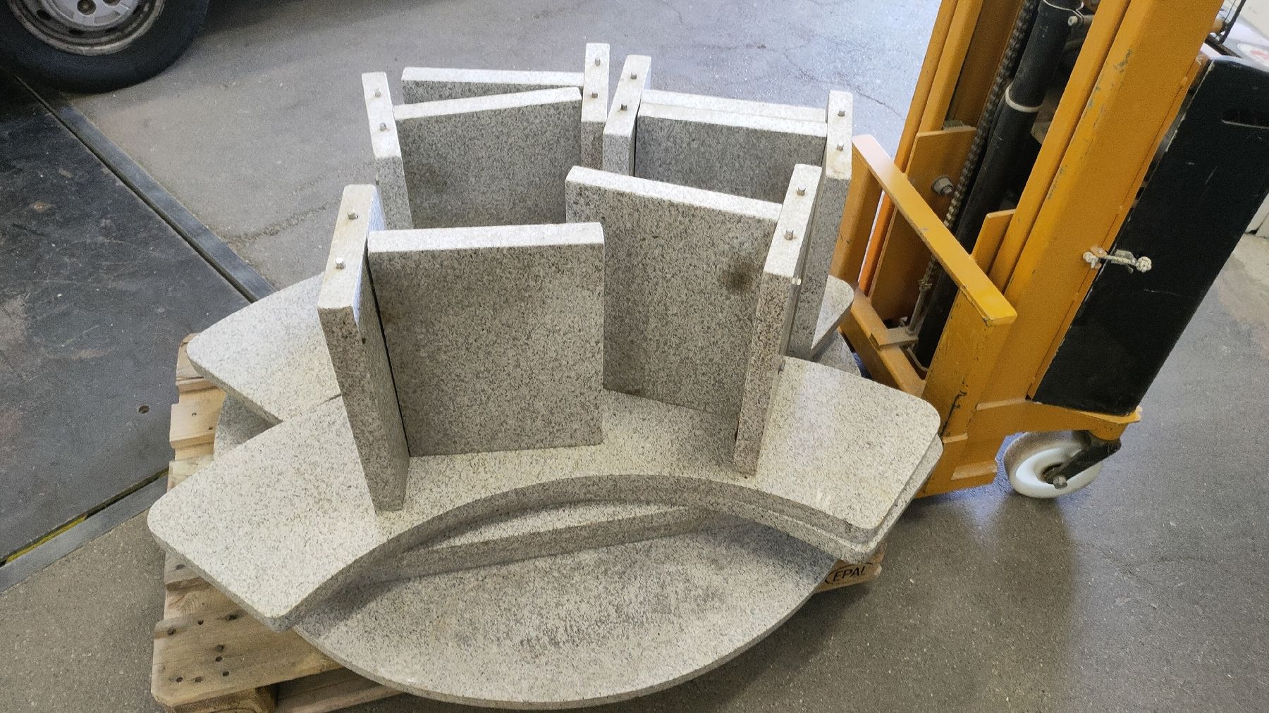 Tables: Granittisch mit 3 Sitzbank rund – D'occasion à Niederrohrdorf par Rest77 2
