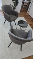 2 graue Polsterstühle und runder Couchtisch von LIPO