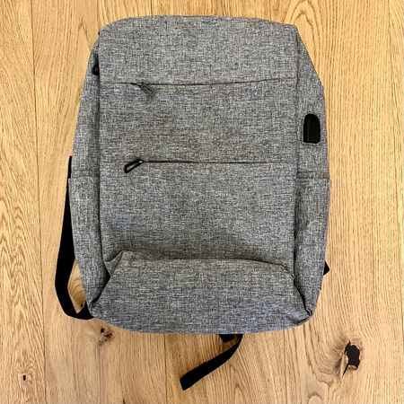 Reiserucksack grau mit USB Anschluss