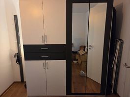 Kleiderkasten schwarz und weiss