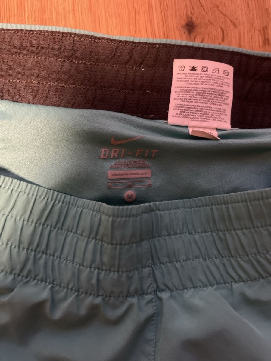 Nike Hosen: Nike Kurze Sporthose türkisch blau – Gebraucht aus Effretikon von erbaeff 1