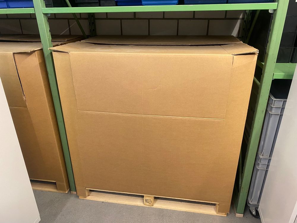 4x Kartonbox mit Palette | Kaufen auf Ricardo