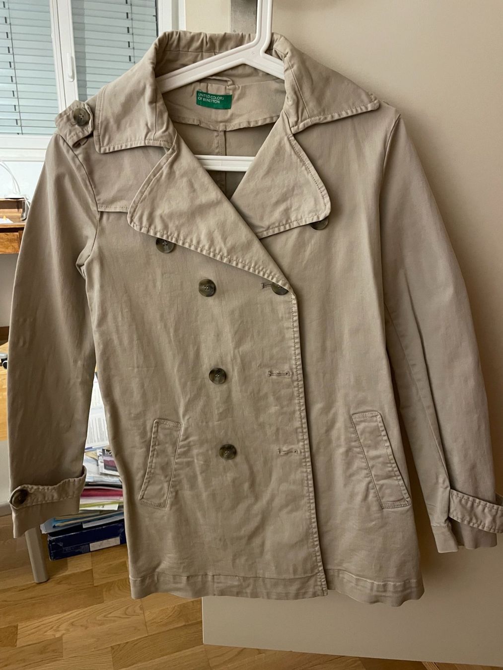 Benetton Cappotti: BENETTON Trenchcoat, Beige, size 40 – Usato da Crans VD venduto da RM0709