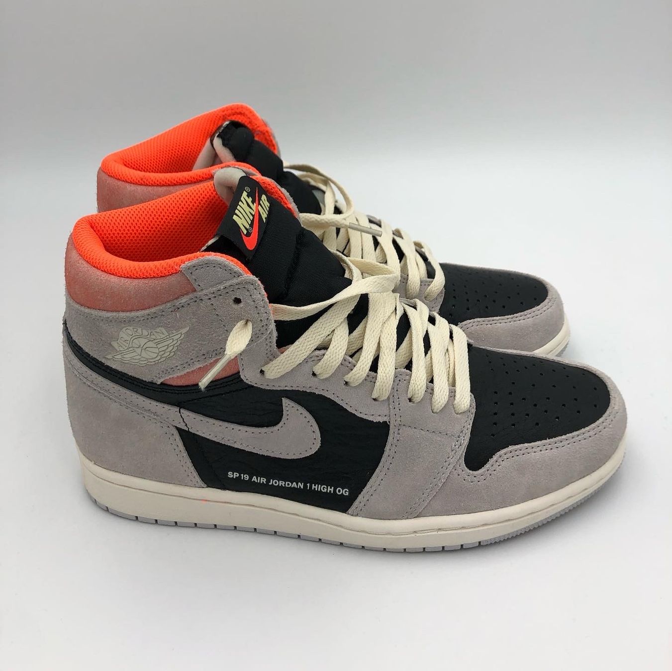 Jordan Scarpe da uomo: Jordan 1 Neutral Grey Hyper Crisom – Nuovo (secondo la descrizione) da Widnau venduto da Streetclothing
