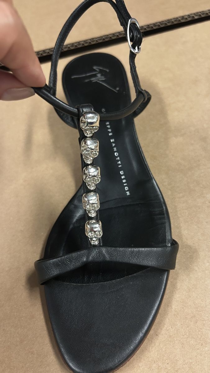 Zanotti Damenschuhe: Giuseppe Zanotti Black Leather Skull Sandals Size 37 – Gebraucht aus Bursinel von rud_9mxh 1