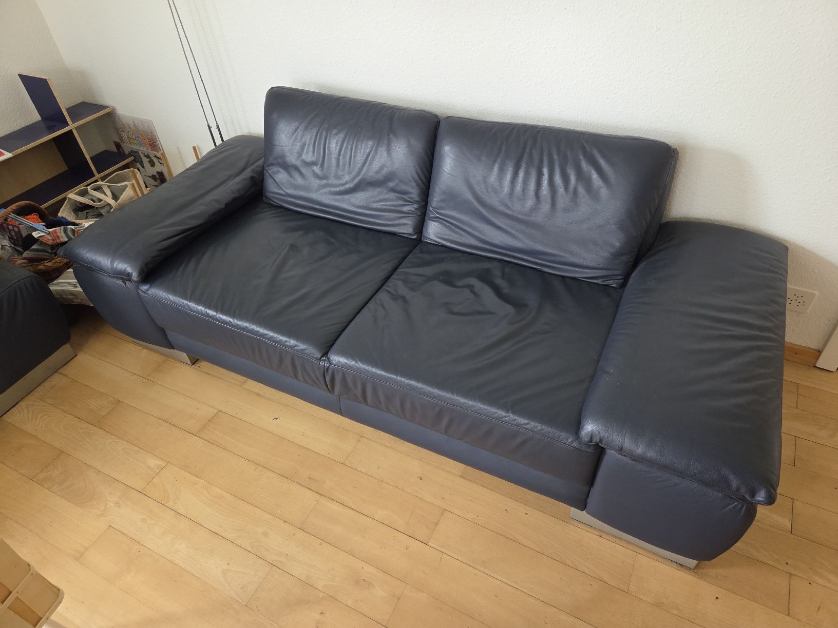 Divani: dunkelblaues Ledersofa – Usato da Wädenswil venduto da Greatstuff