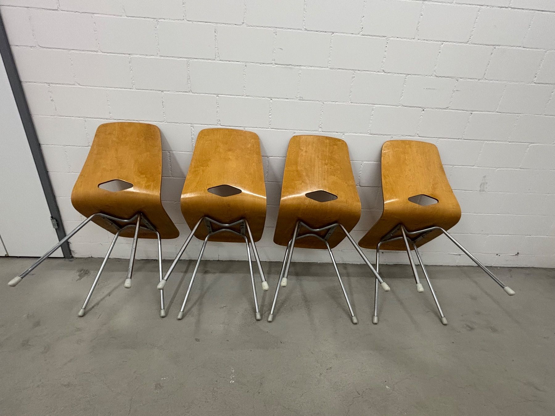Horgen Glarus Sedie: 4 Stühle Horgen-Glarus Designklassiker. – Usato da rotkreuz venduto da baudisch 1