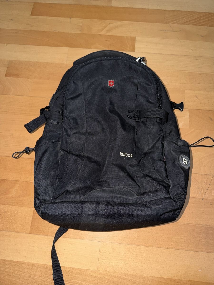 Rucksäcke: Ruigor backpack with (laptop case and charging usb cable) – Gebraucht aus Zürich von arr_vq5w
