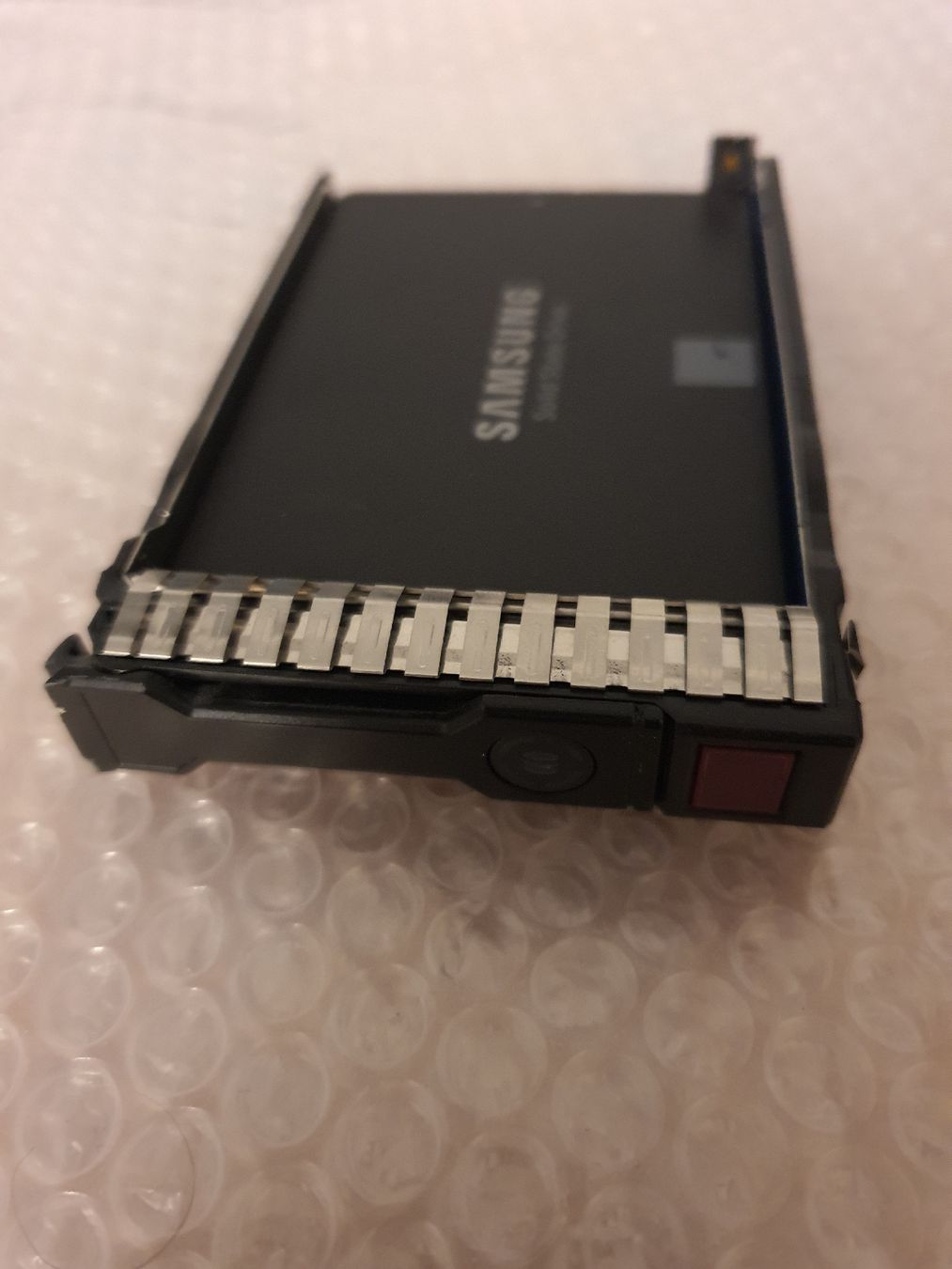 Hewlett Packard Server: HP 2.5" caddy with SSD 250GB for ProLiant Gen8 – Usato da La Tour-de-Peilz venduto da Gbes