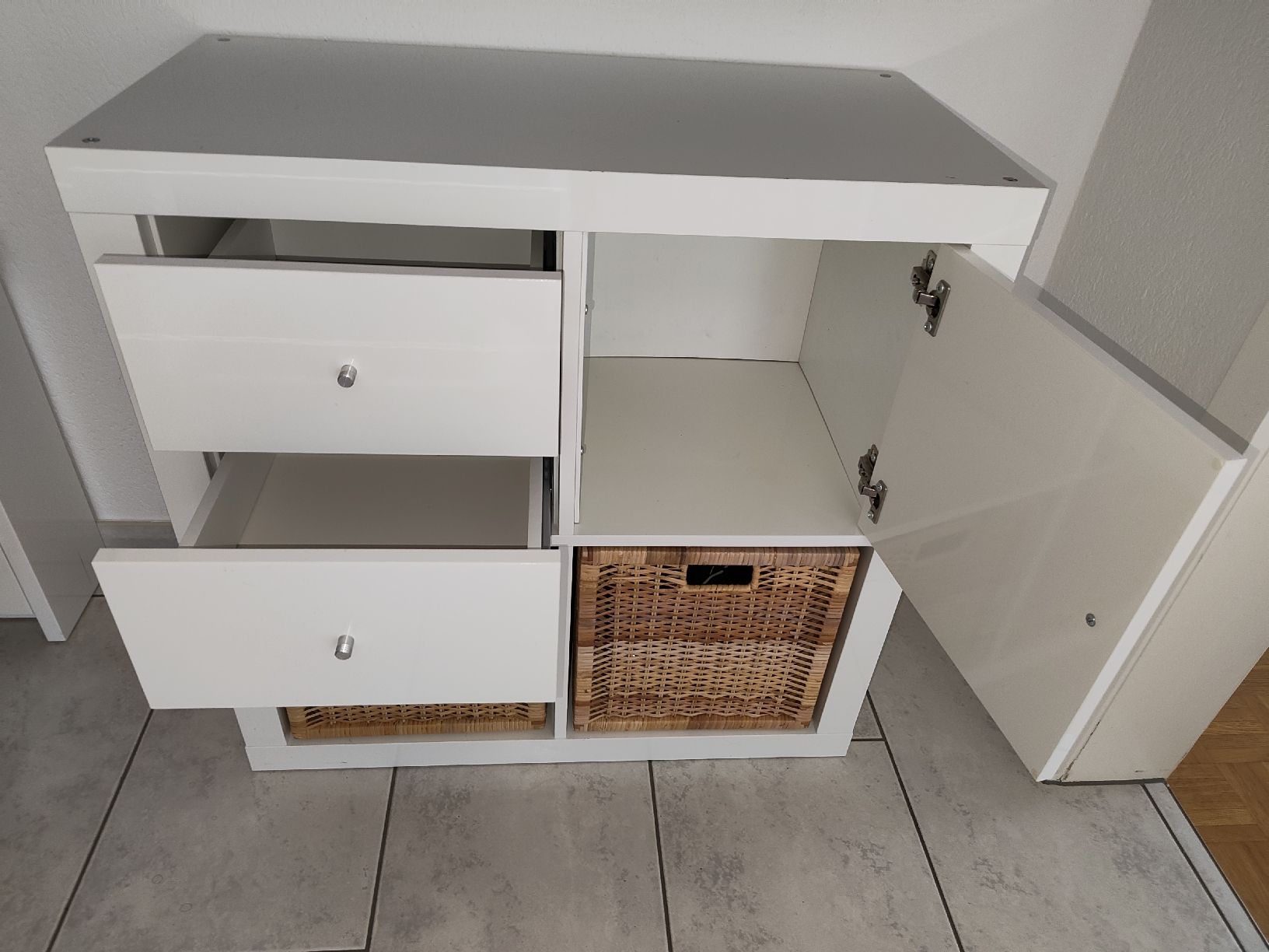 Kallax Regal Hochglanz weiss mit Türe, Schubladen & Körbe (Gebraucht) in Ehrendingen für CHF 20 – nur Abholung auf Ricardo kaufen