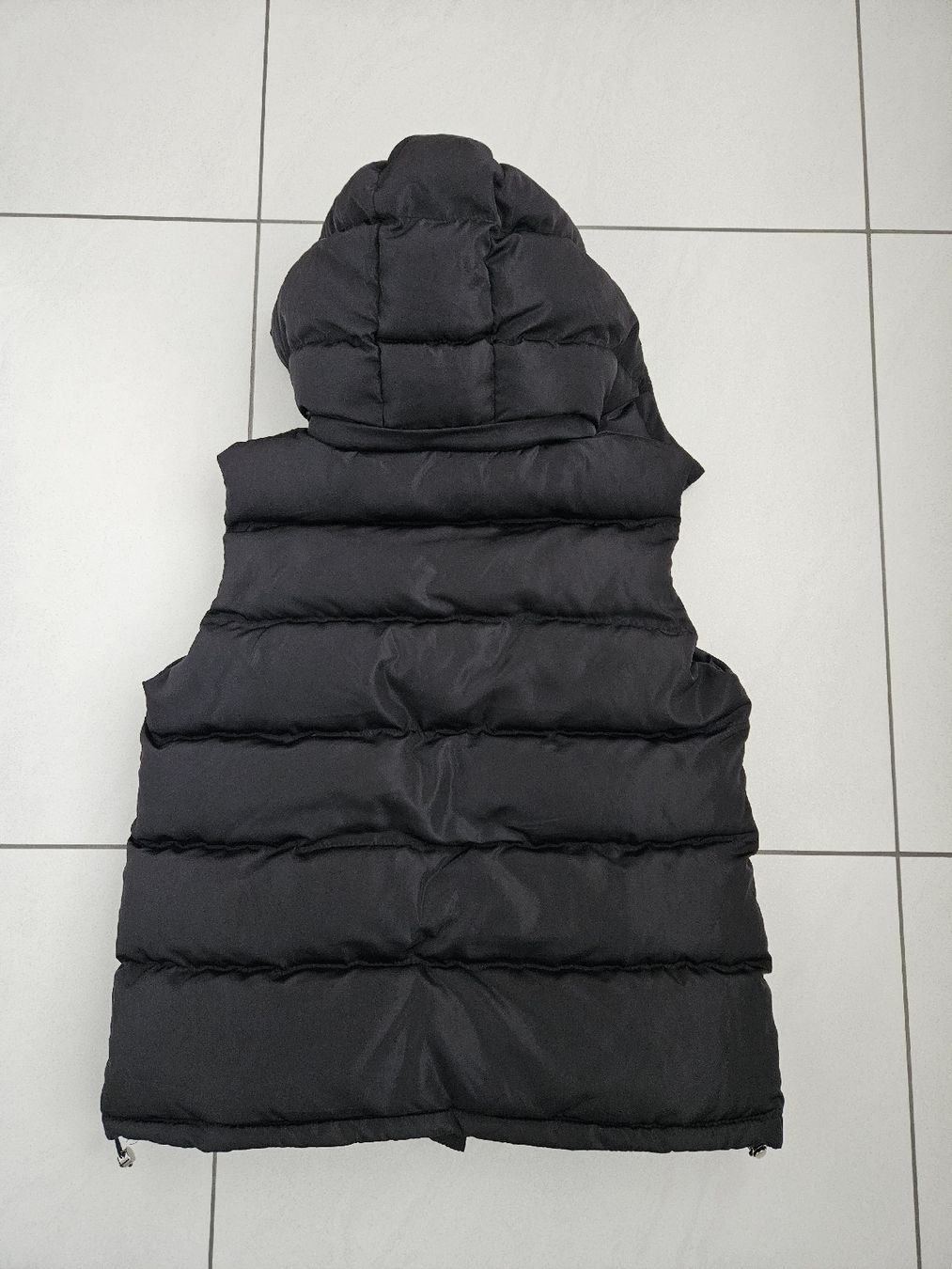 Gilet & Giacche: Schwarze Daunenweste mit Kapuze – Nuovo (secondo la descrizione) da Oftringen venduto da Mrg3 2