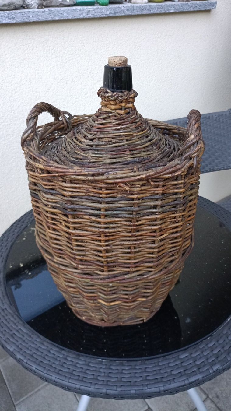 Bottiglie: Rustikale Schnapsflasche im Korb – Usato da Grüsch venduto da A858463
