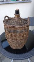 Rustikale Schnapsflasche im Korb